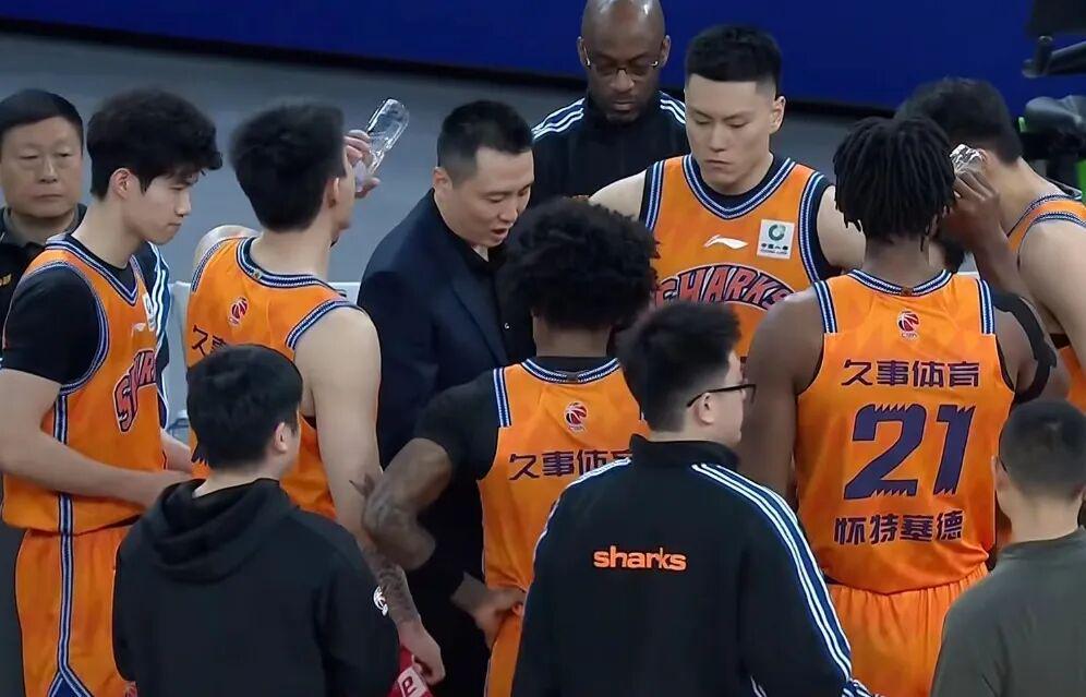 开云体育app下载-上海男篮17分大胜，王哲林25+10生涯总得分破万，洛夫顿30+10